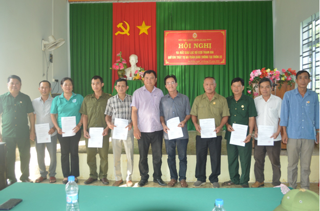 HỘI CCB XÃ EA NING TỔ CHỨC HỘI NGHỊ RA MẮT MÔ HÌNH CỰU CHIẾN BINH THAM GIA GIỮ GÌN TRẬT TỰ AN TOÀN GIAO THÔNG KHU VỰC CHỢ VIỆT ĐỨC IV, THÔN 22.